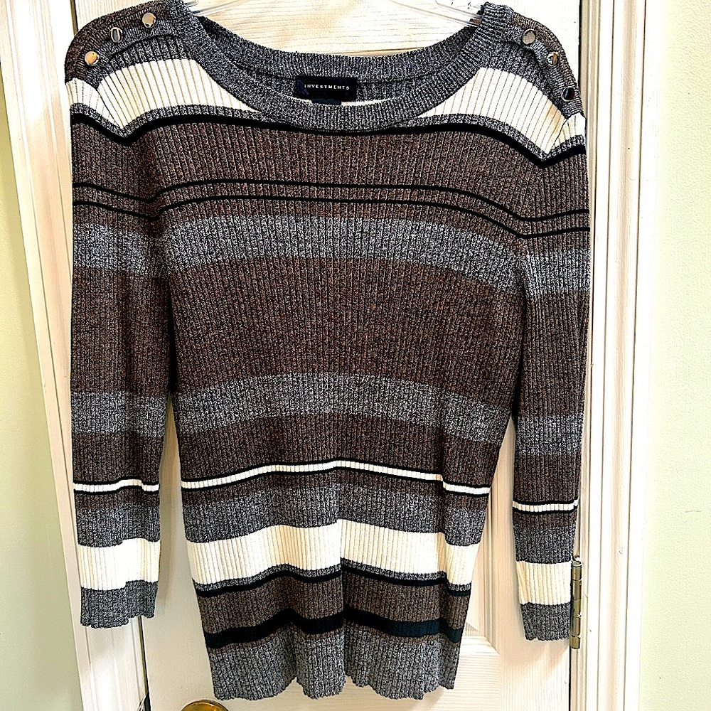 Women's size medium thin sweater shirt, this shirt can easily be stretched.